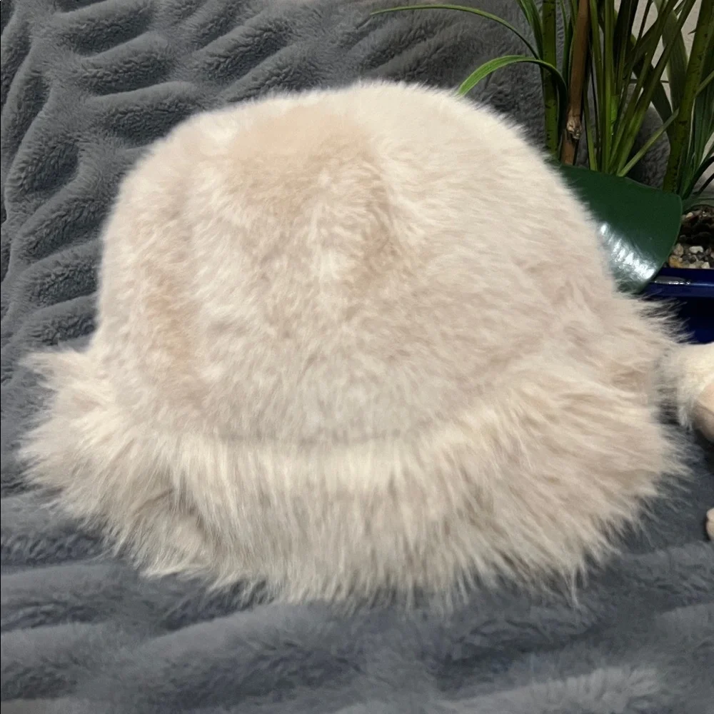 Chic Cream Fur Women Set - Hat, gloves and scarf NWOT